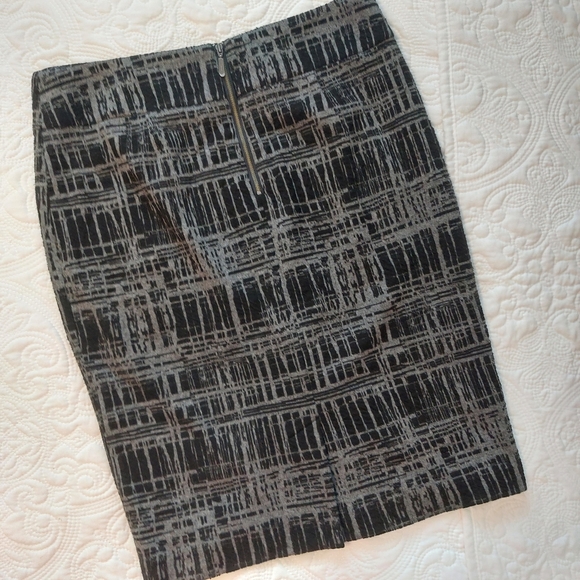 • Black + gray woven skirt • - Picture 3 of 5